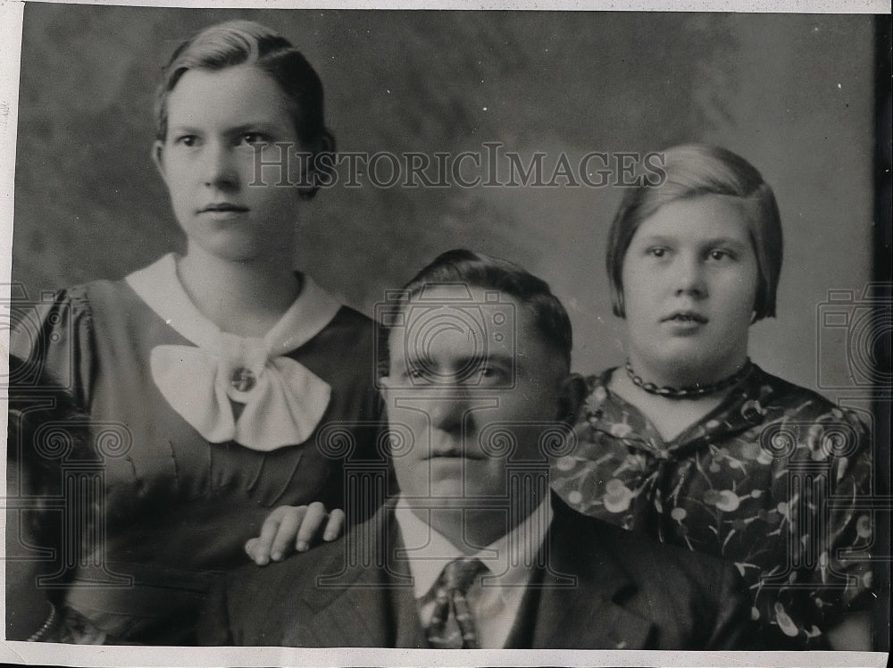 1935 Press Photo Sisters Helen &amp; Edith Kuhl With Brother William Kuhl - Historic Images