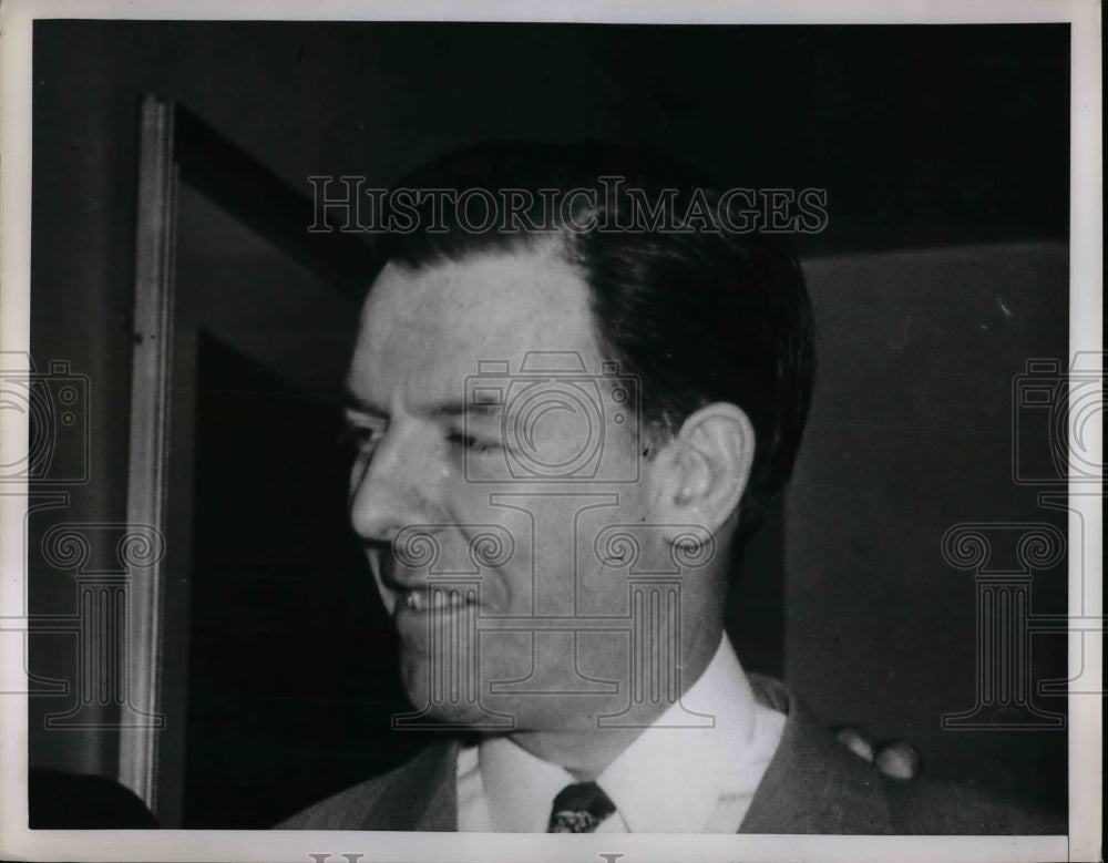 1959 Press Photo John Quinn posing for photo - nea57530 - Historic Images