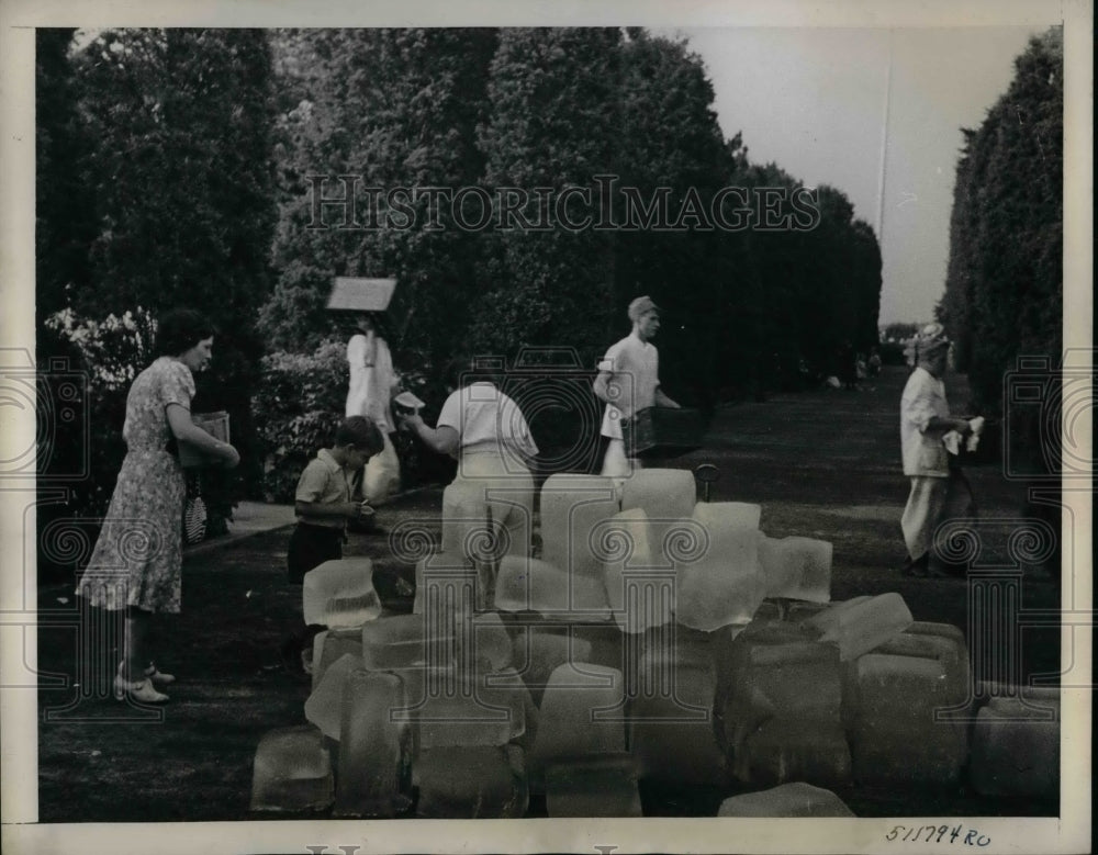1939 Press Photo Sanitation workers hauling ice - nea57537 - Historic Images