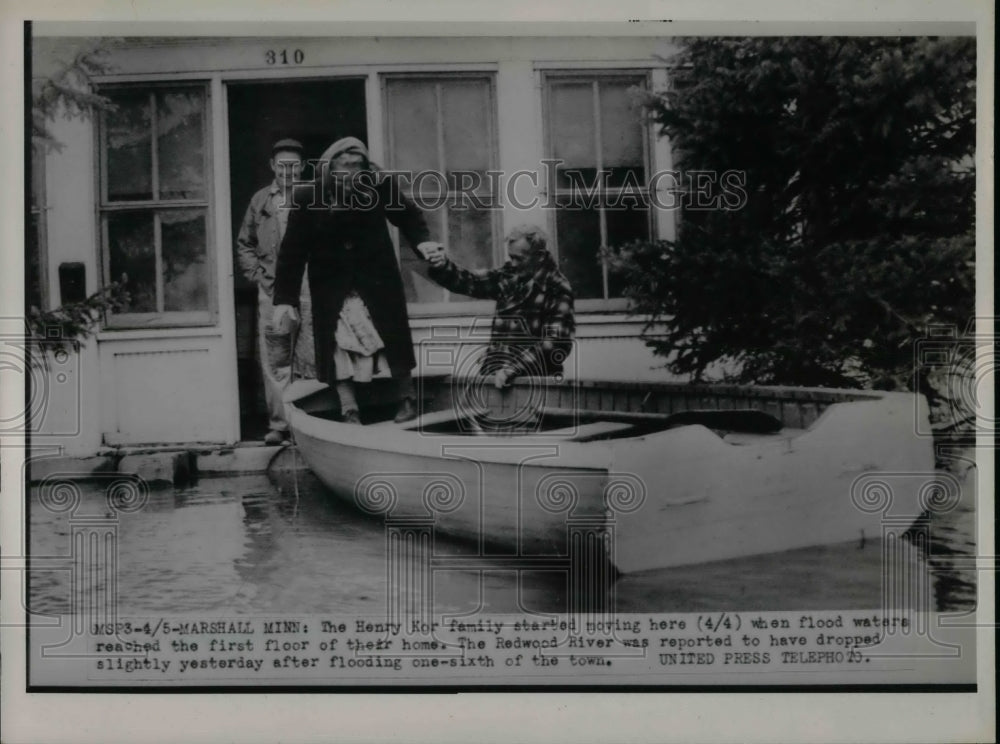 1962 The Henry Kor Family escaping from flood  - Historic Images