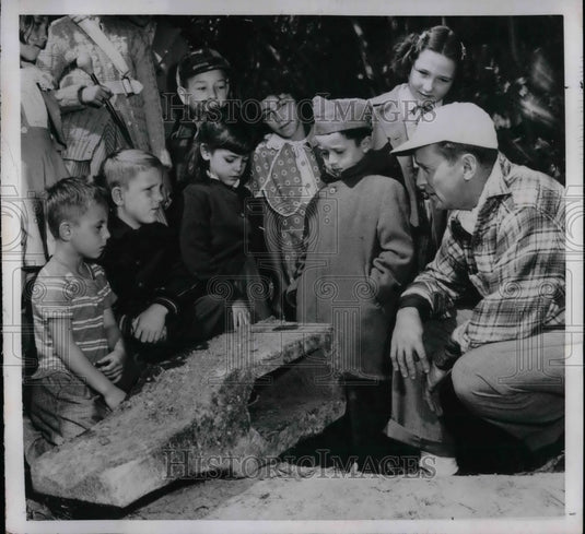 1950 Press Photo Roland Robbins with a group of youngsters at iron works-Historic Images
