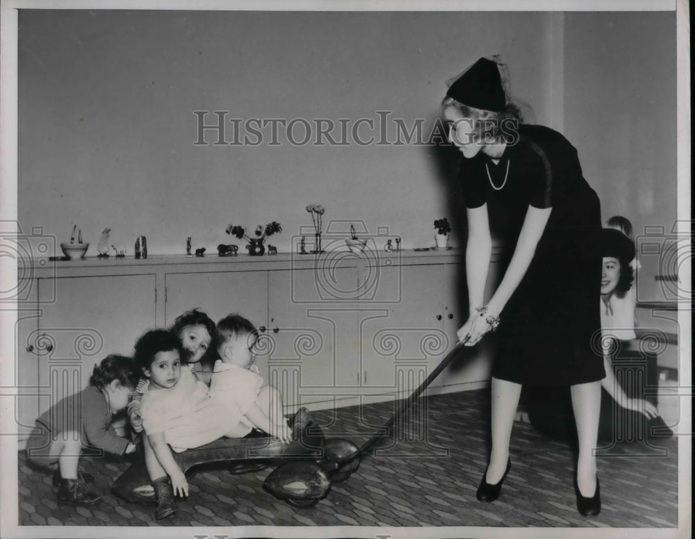 1937 Press Photo Barbara Procter of Virginia Day Nursery - nea57551-Historic Images