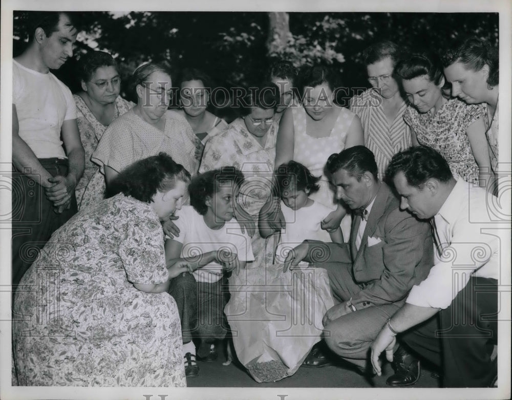 1951 Residents Show Crickets Of Infestation To Stanley Sgymanski - Historic Images