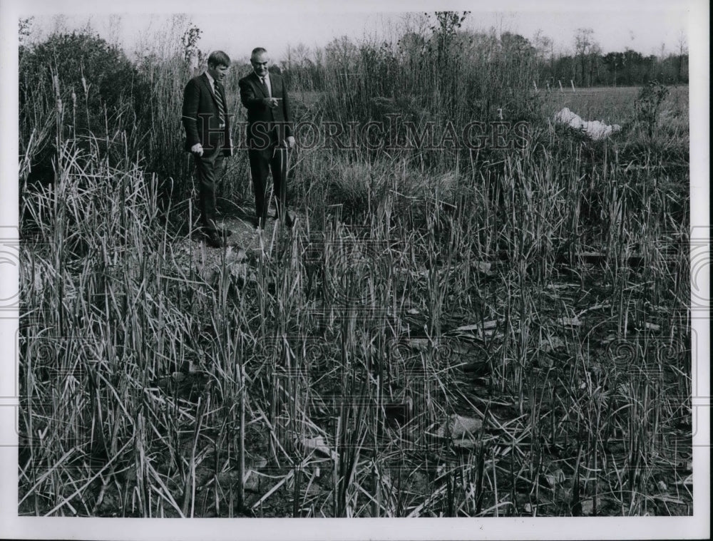 Press Photo Vocational Teacher Dan Parkins &amp; Biologist Howard Barnes - nea57557 - Historic Images