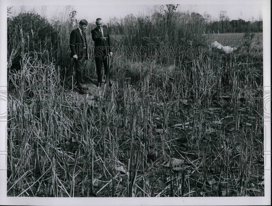 Press Photo Vocational Teacher Dan Parkins & Biologist Howard Barnes - nea57557 - Historic Images