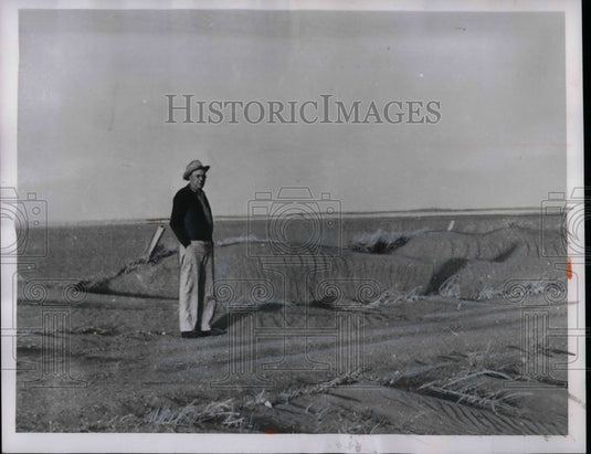 1954 Press Photo Kelly Jackson Pointing Out Extreme Drifting In Field - Historic Images