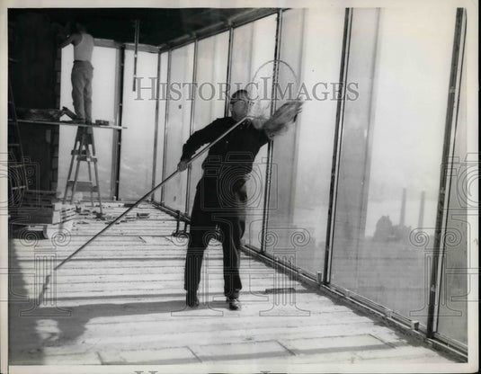 1960 Press Photo Tom Morton Catches Pigeon in Union Carbide Building in NYC - Historic Images