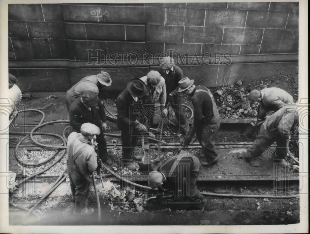 1935 Press Photo Relief workers working at the entrance of the tunnel-Historic Images