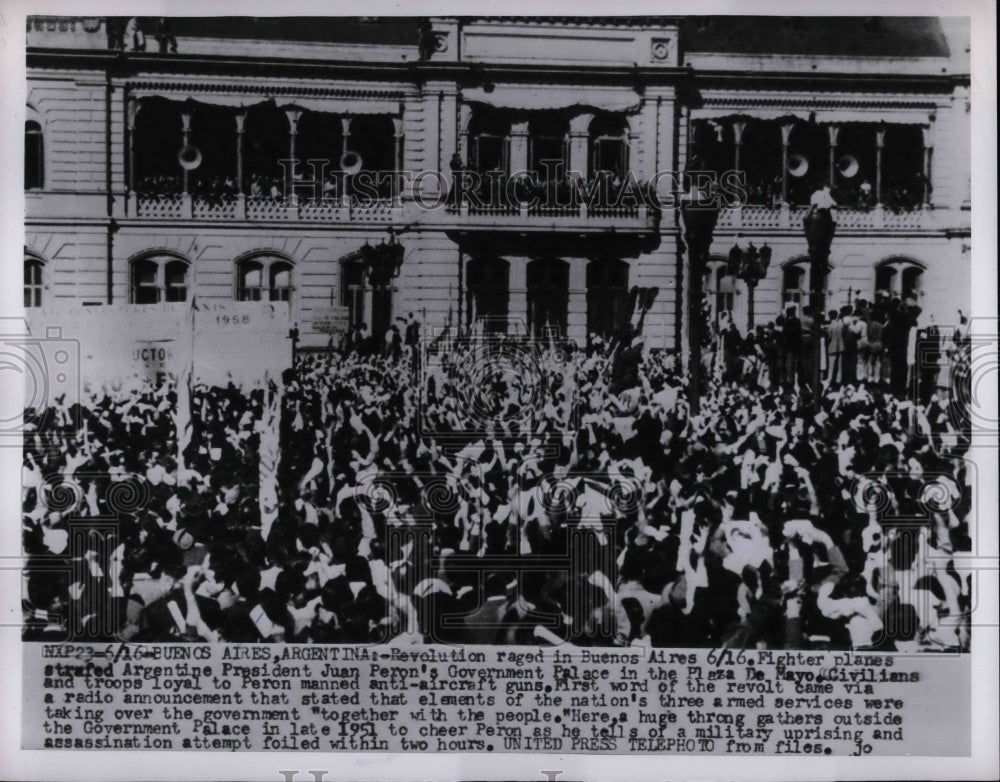 1955 Press Photo demonstrators in front of Buenos Aires Palace - Historic Images