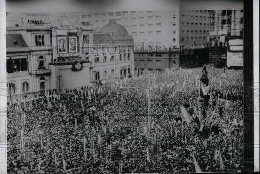 1955 Demonstrators in front of palace in Buenos Aires  - Historic Images
