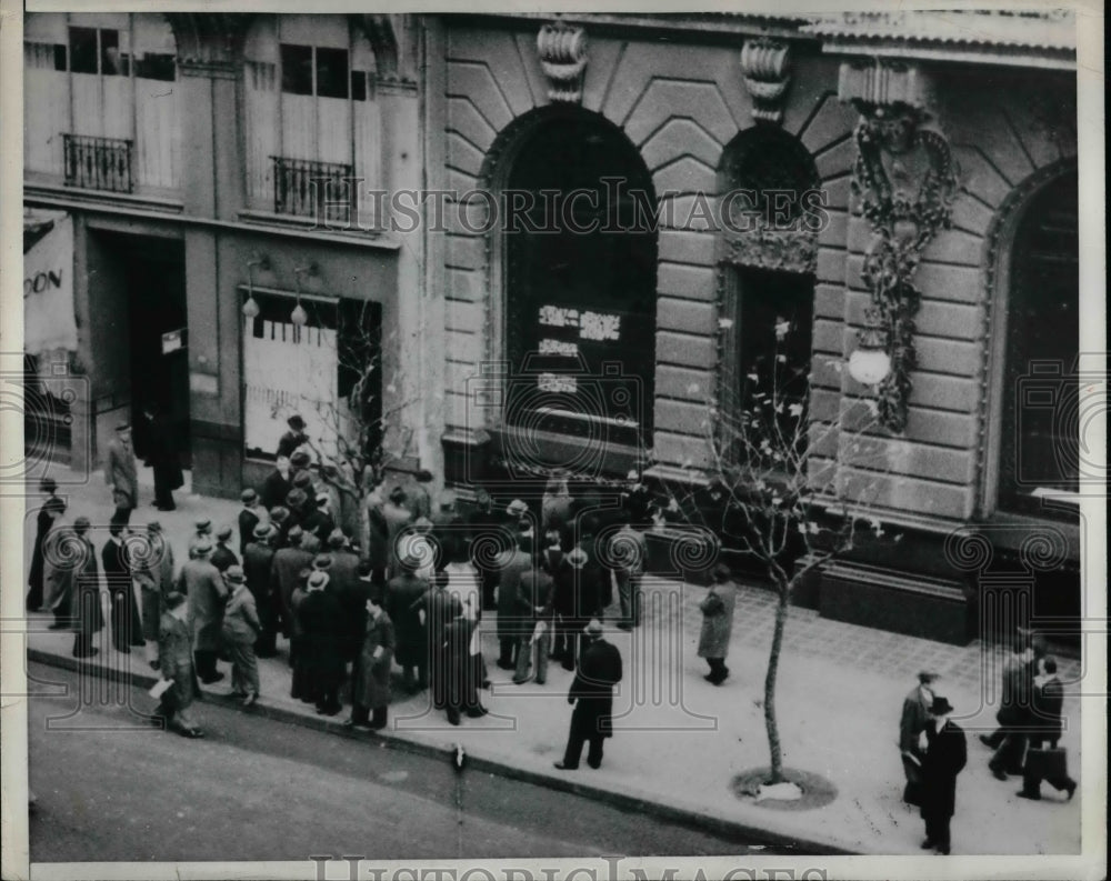 1955 Press Photo Crowd of people in front of building Buenos Aires - nea57627 - Historic Images
