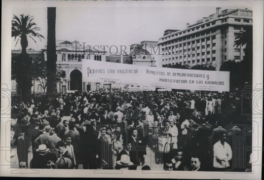 1945 Crowds Sympathetic To Peron Gather In Front Of Government House - Historic Images
