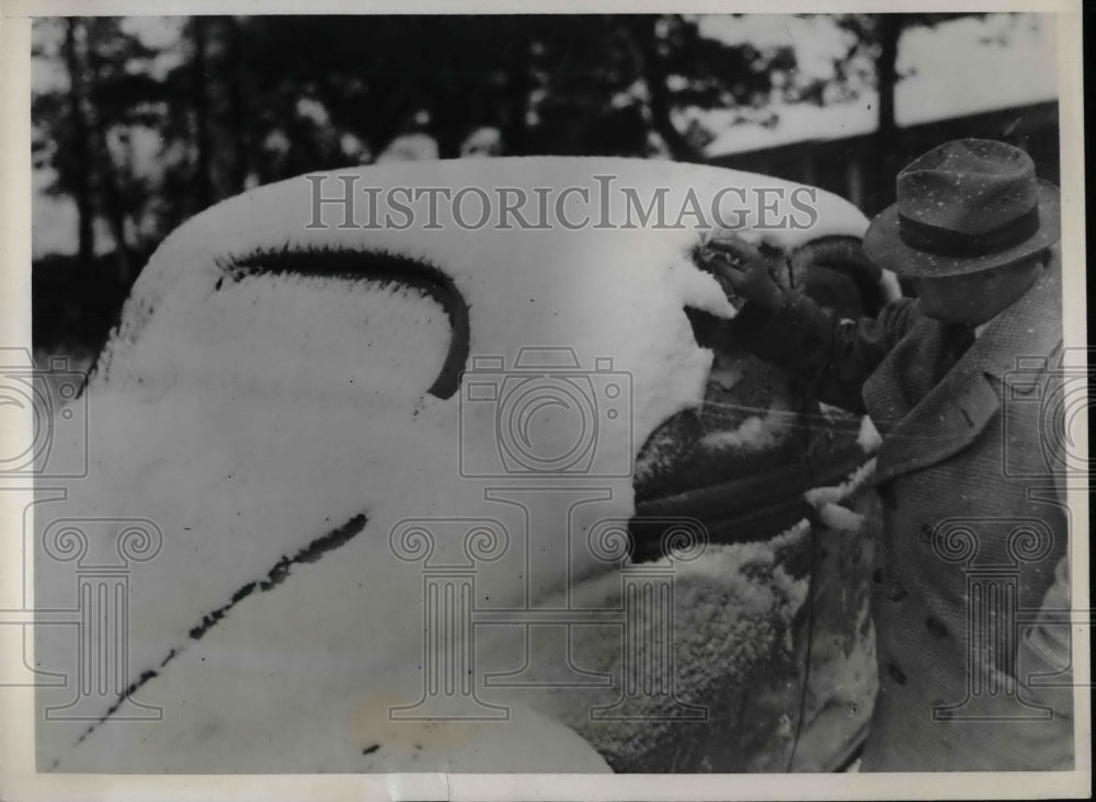 1938 Press Photo Motorist Brushes Off Snow Blanket On Car After Blizzard - Historic Images
