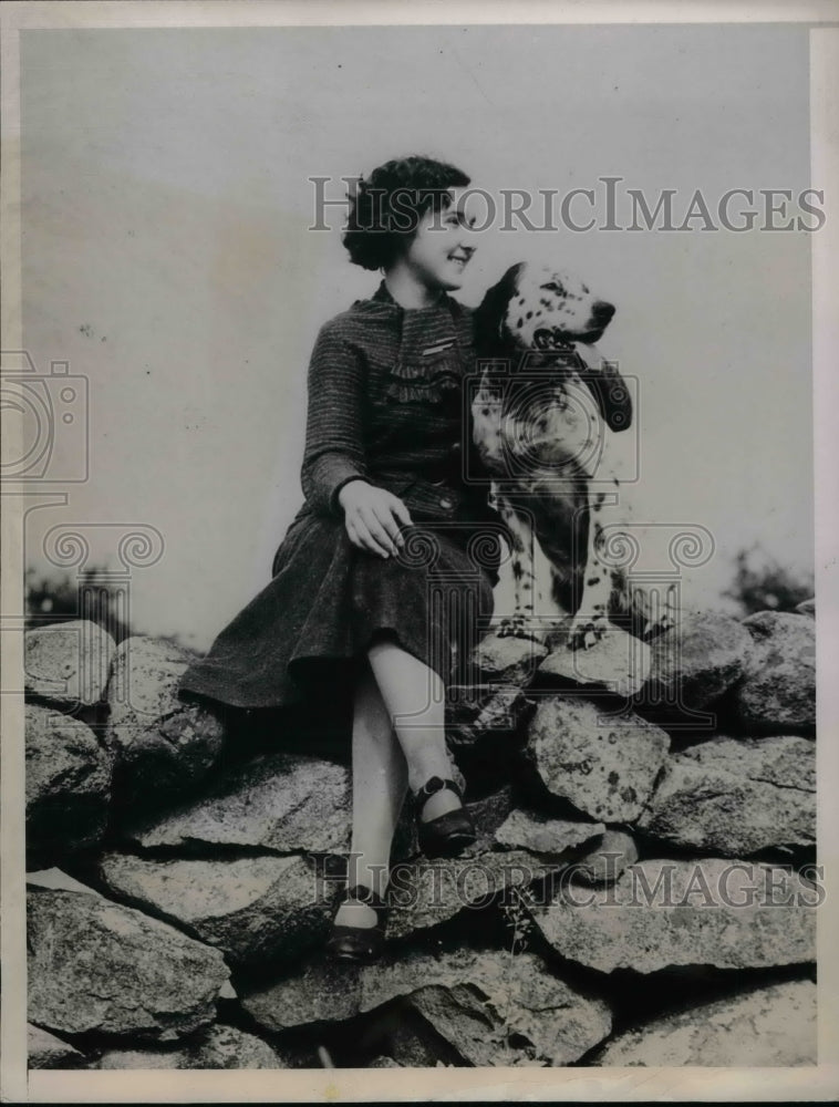 1936 Miss Barbara Hedges Waiting In Maine For Bird Hunting Season - Historic Images