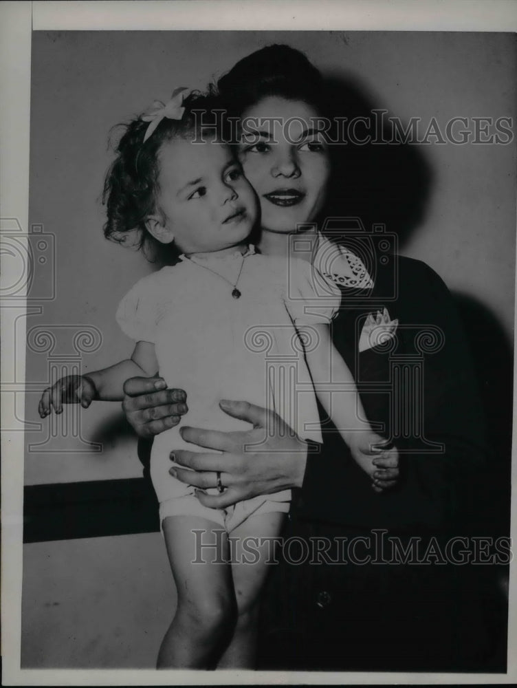 1946 Press Photo Mrs. Milligen Baughman, Daughter Lynn, Sues Husband - nea57726 - Historic Images
