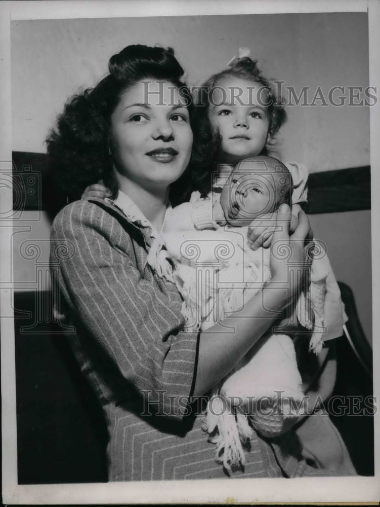 1946 Mrs. Millicent Baughman, Daughters Cheryl and Lynn, Files Suit - Historic Images
