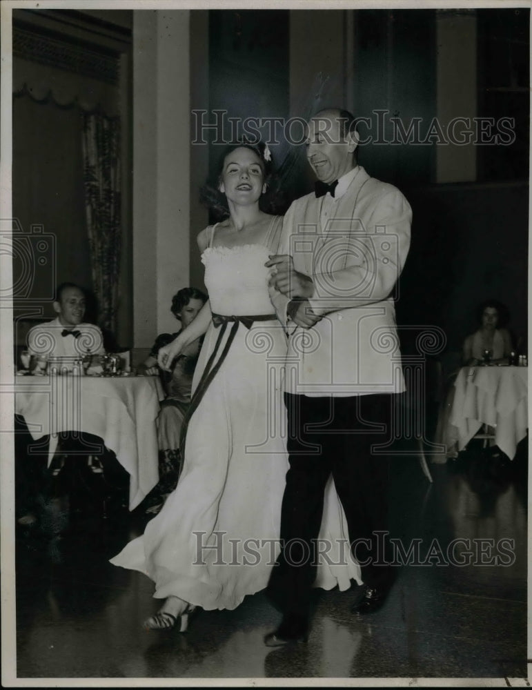 1938 Lambrill Walth getting ready to dance at anniversary party - Historic Images