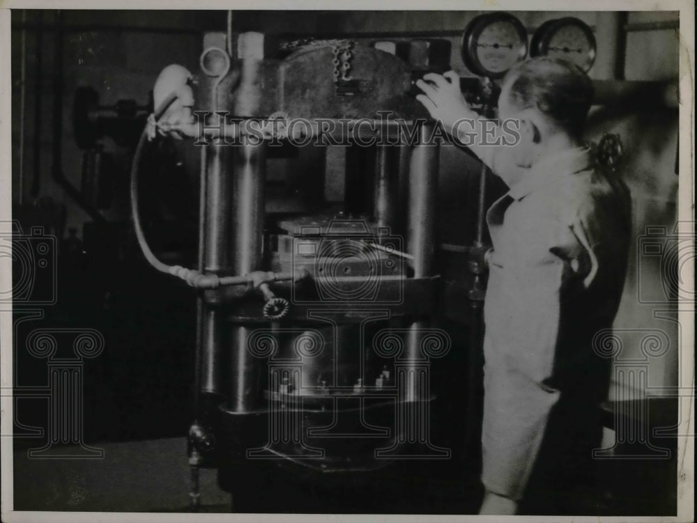 1937 Press That Moulds Powdered Liquid Into Solid Form  - Historic Images
