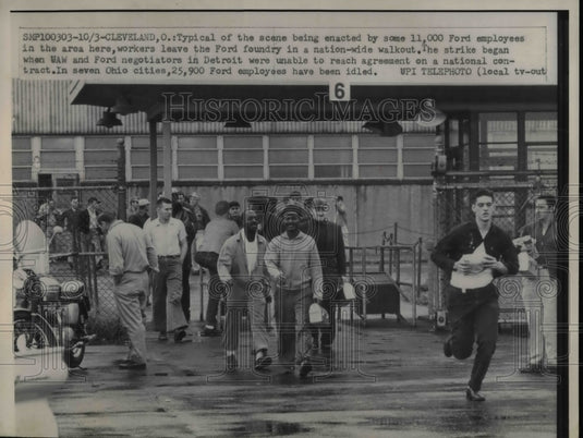 1961 Press Photo 11000 Ford Employees leaving at walk out - Historic Images