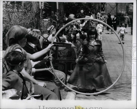 1970 Press Photo Deborah Rheinhardt Hula Hoop - nea57859 - Historic Images