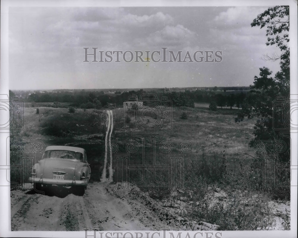 1952 Press Photo Narrow Trails Original Ground for Chrysler Corp. Grounds - Historic Images