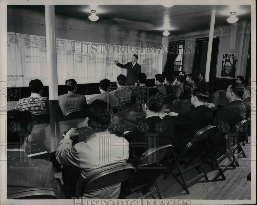 1948 H.T. Solomon of Westinghouse Instructs Mexican Students - Historic Images
