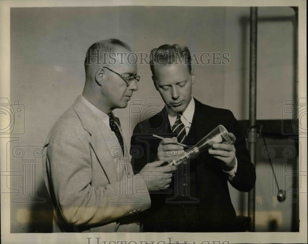 1936 Press Photo N.F. Hadley, Plymouth Engineer, L.M. Ball, Insulation Expert - Historic Images