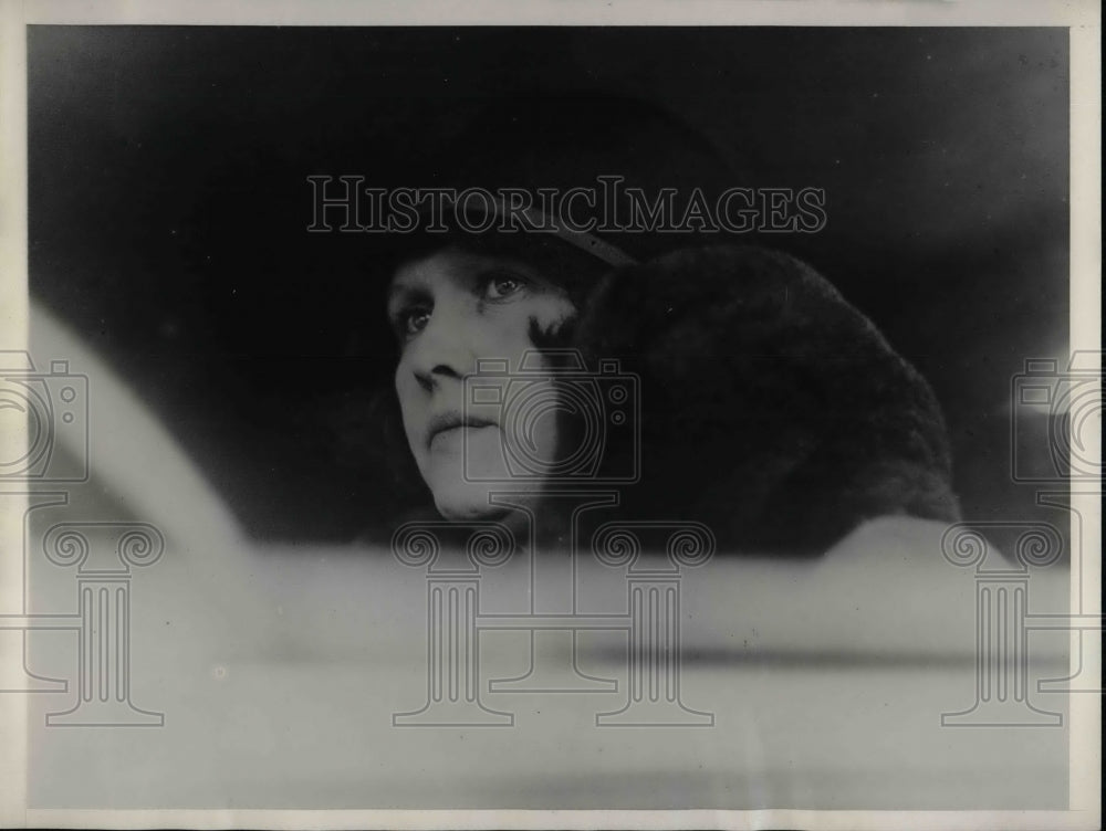 1929 Mrs. Fred Kriss, wife of wealthy horse owner, searched in raid - Historic Images