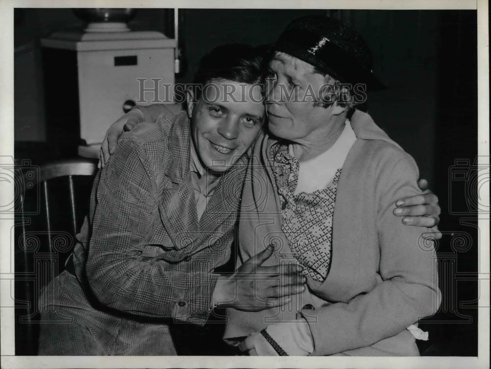 1934 Press Photo Agnes Kidwell and son, Frankie Hugenschmidt, reunited - Historic Images