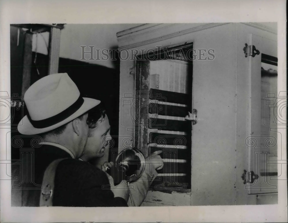 1941 Detective Harold Oswald, Coroner Dr. Paul D. Good, Seek Clues - Historic Images