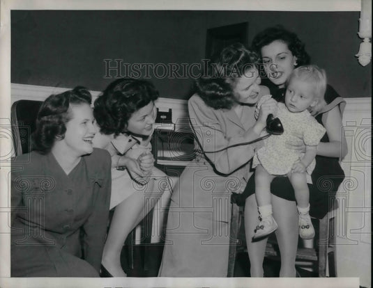 1946 idle air hostesses form sitters' service  - Historic Images