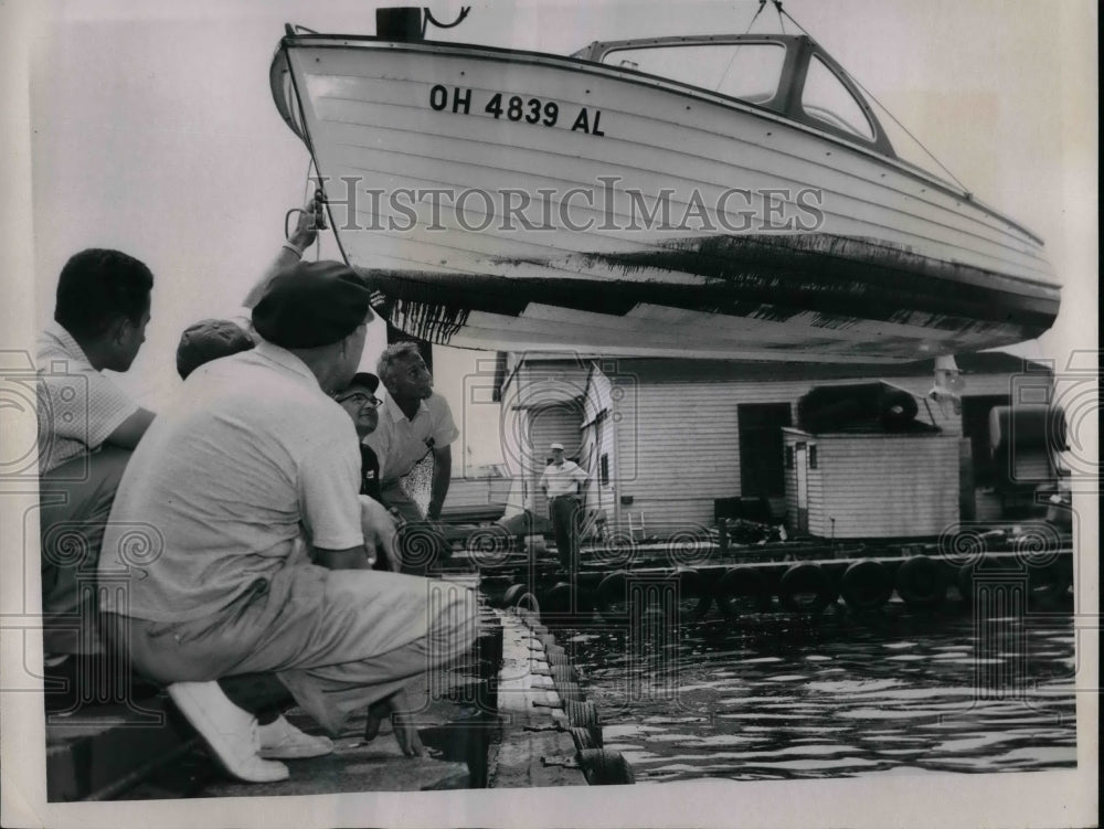 1961 Press Photo Gordon Shore Boat Club Members Examine Oil on Adam Hulek Boat-Historic Images