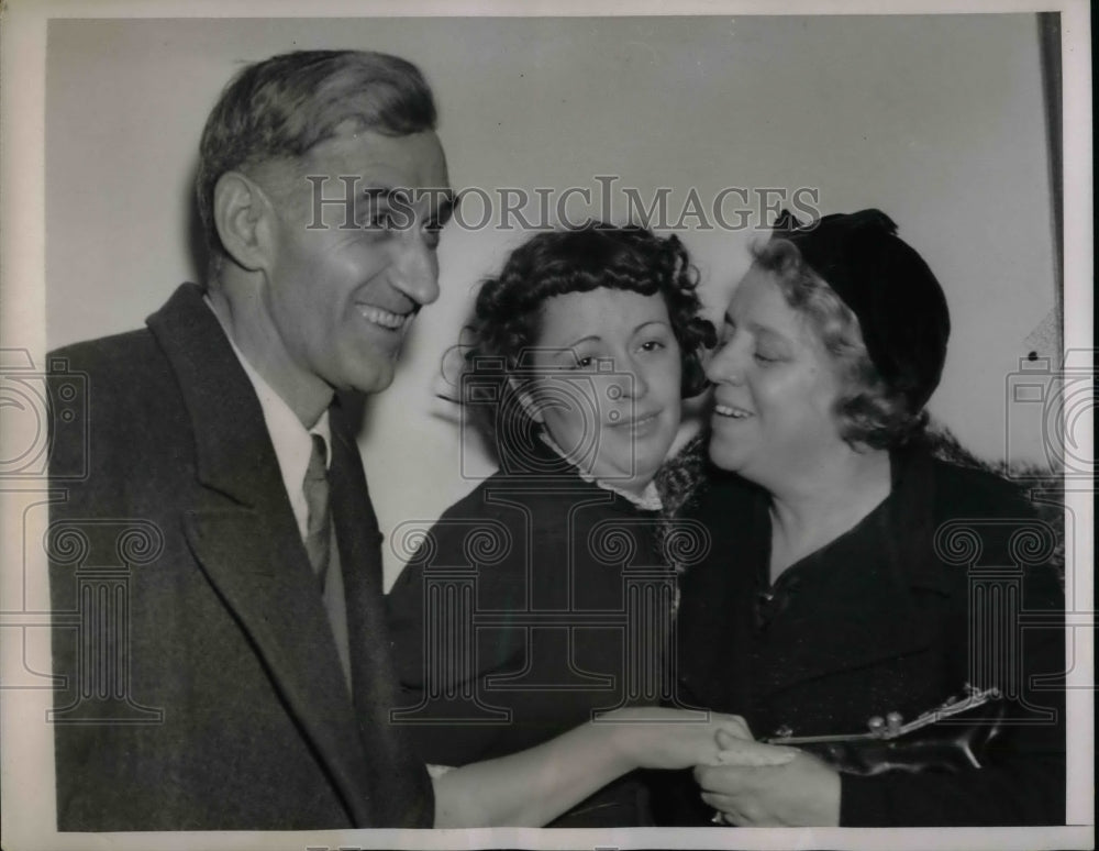 1937 Press Photo Margaret Drennan, Mother Mrs. John Drennan, John Drennan - Historic Images