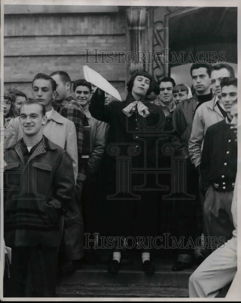 1949 Joscelyn Ayers of Bowling Green with students  - Historic Images