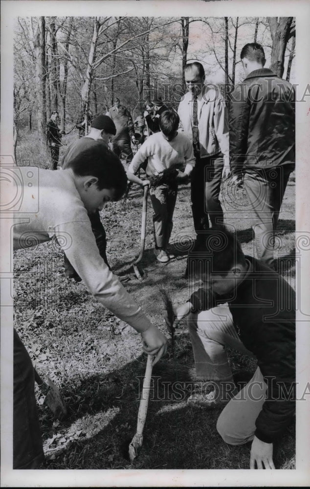 1970 Press Photo Men Helping Group Of Boys Planting Trees - Historic Images