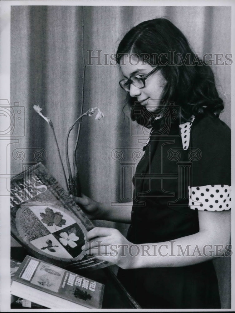 Press Photo Angela Gubitosis Comparing Real Trees Buds With Books - nea58107 - Historic Images