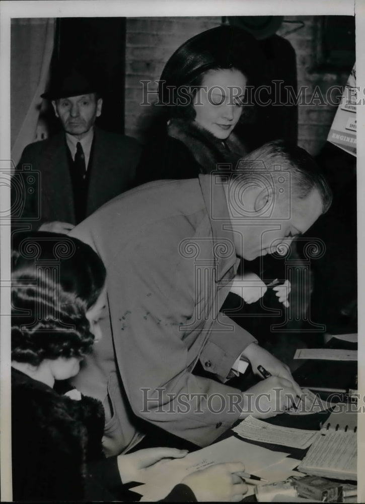 1939 Dwight H. Green looking over shoulder District Attorney Governo - Historic Images