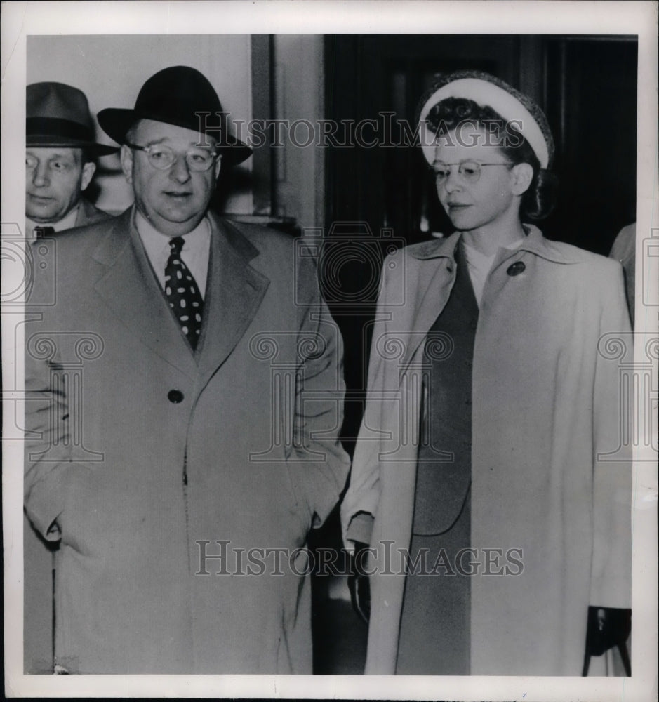 1950 Press Photo Roland Randall &amp; Laura Oliver In Court To Testify - nea58141-Historic Images