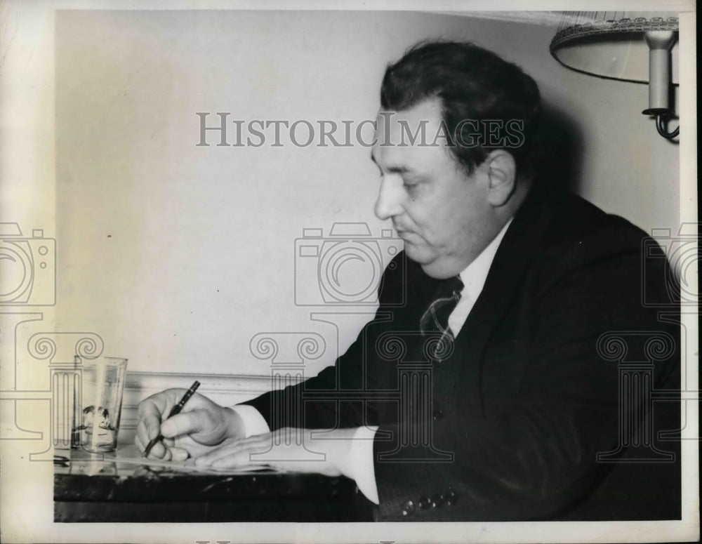 1942 Press Photo Leon Henderson filling out rations card - nea58154-Historic Images