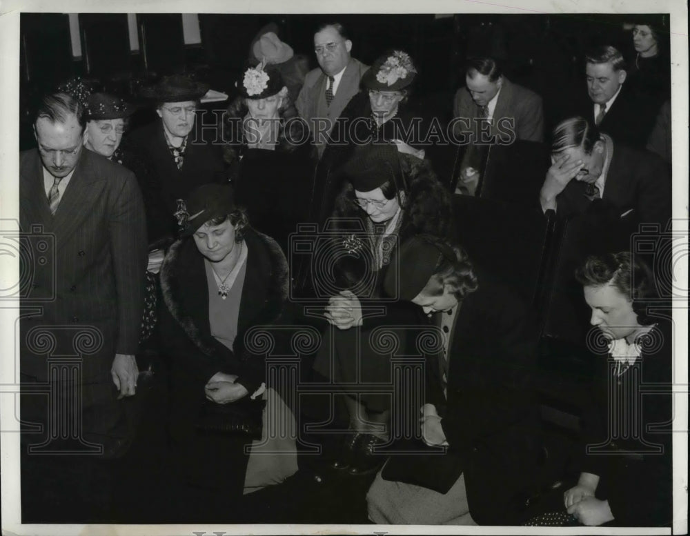 1940 Press Photo &quot;Let&#39;s Win for God&quot; Committee in Pray for Peace in Chicago - Historic Images