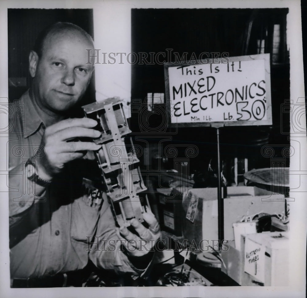 1959 Press Photo Rudy Glass in Redwood City Store Sells Electronic By Pound - Historic Images