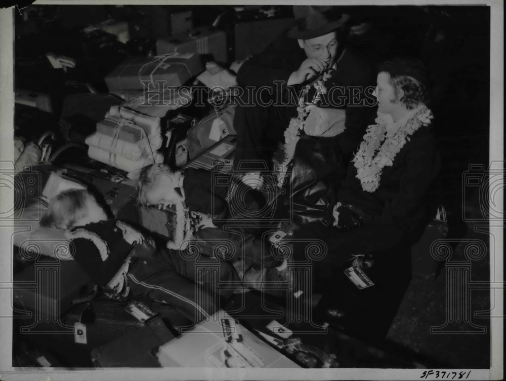 1936 Press Photo Mrs RE Pumphrey  Waiting on Ship - Historic Images