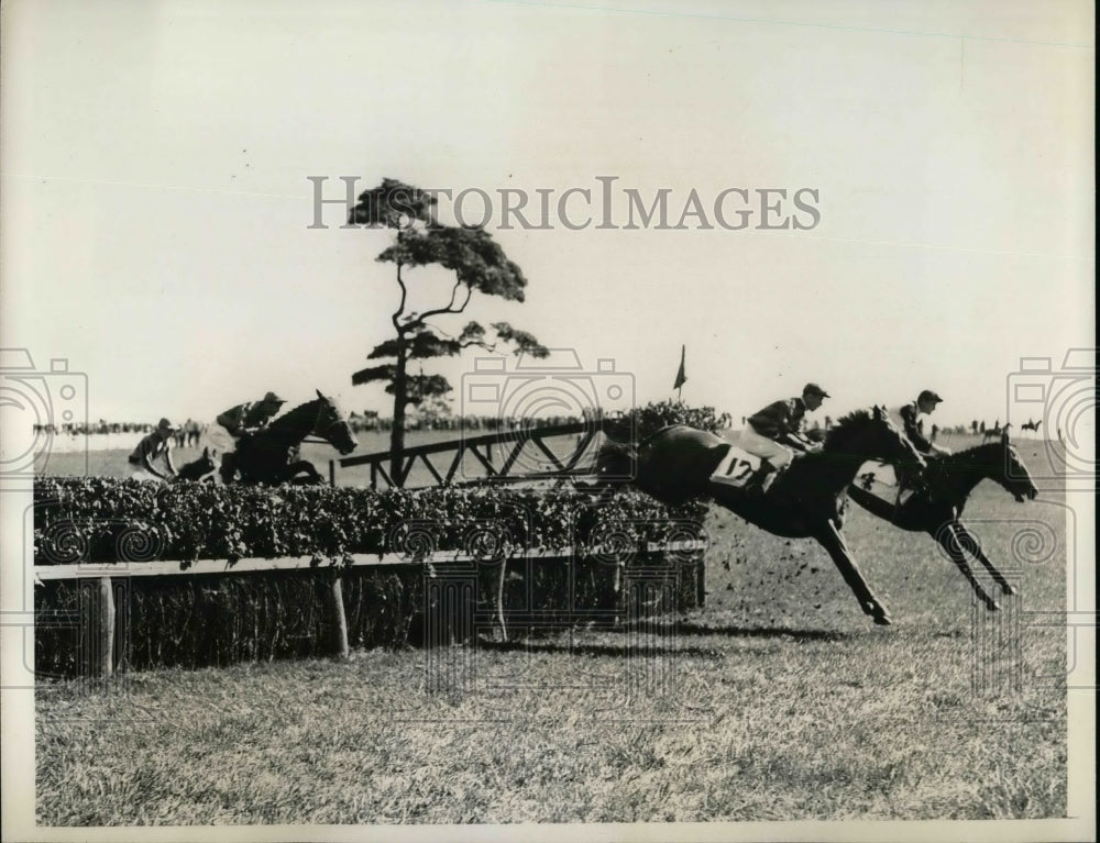 1936 Hayes Memorial Running in Westbury, L. I.  - Historic Images