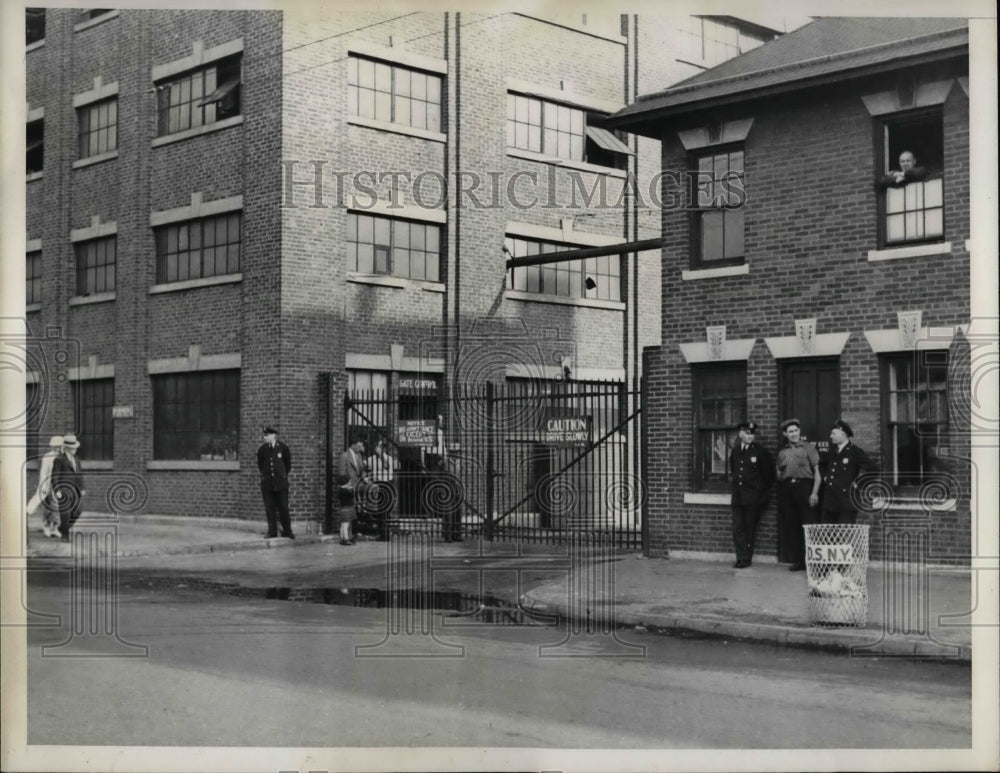 1936 Press Photo Police Guarding Entrance to United Shipyards Staten Island NY - Historic Images