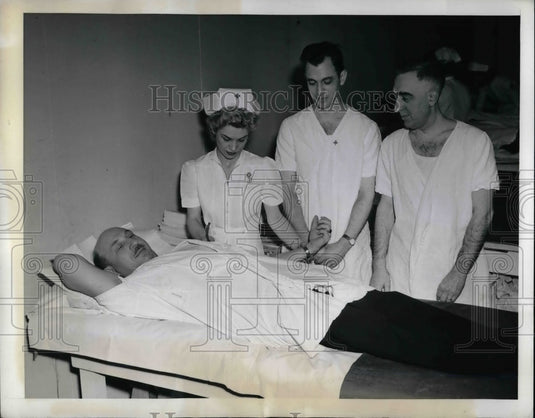 1943 Press Photo Red Cross Blood Drive Donors - Historic Images