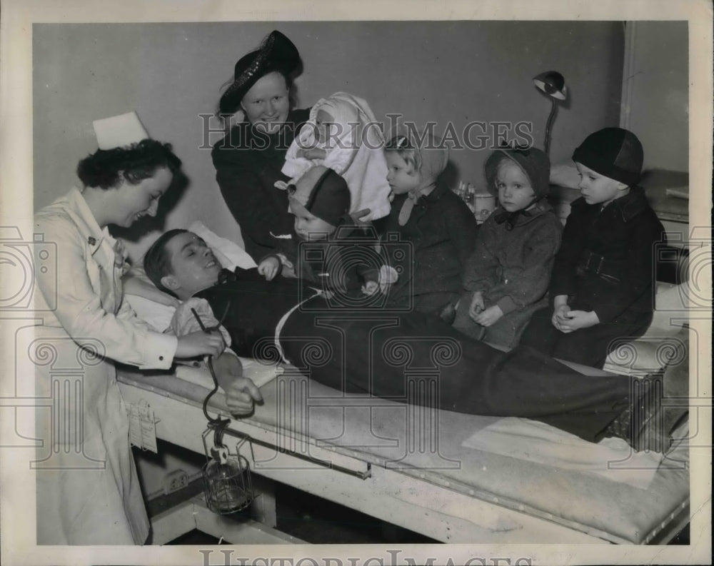1944 Press Photo Red Cross Blood Drive Donors Detroit Michigan - nea58454 - Historic Images