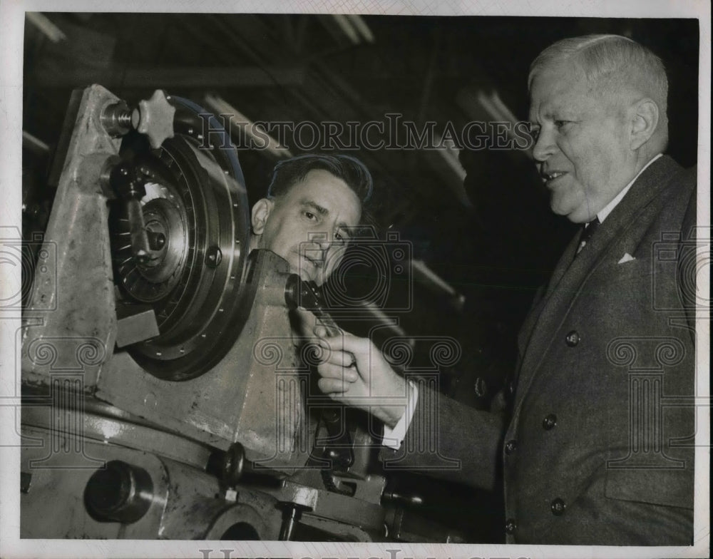 1950 Press Photo Michael Bednar and General Motors President C. E. Wilson - Historic Images