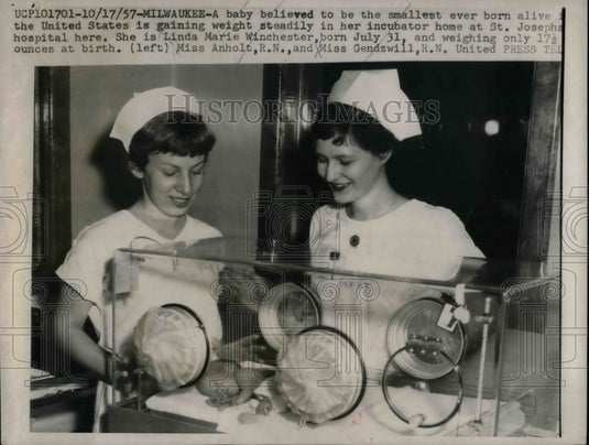 1957 Linda Marie Winchester, smallest baby born alive in U.S. - Historic Images