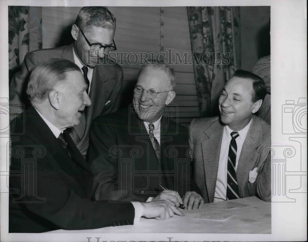 1952 Press Photo Warren signs up for the National Replublican Club Membership. - Historic Images
