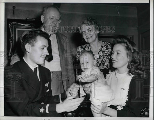 1942 Press Photo Ensign William H. Warden Mr. and mrs. C.P. Warden - nea58548 - Historic Images